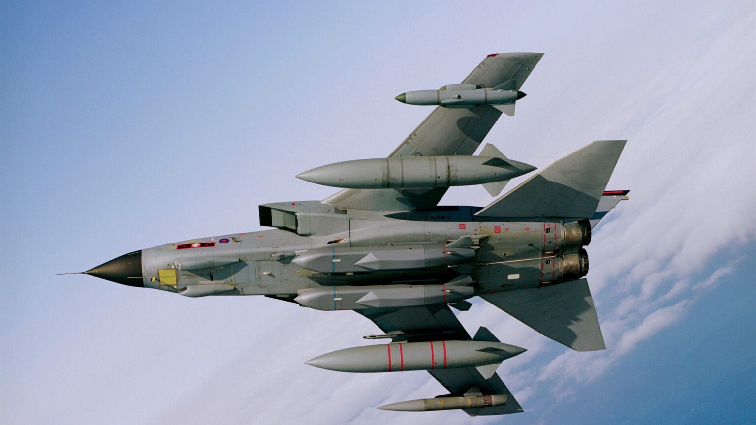 Βρετανικό Tornado GR4 σε πτήση με δύο πυραύλους Storm Shadow