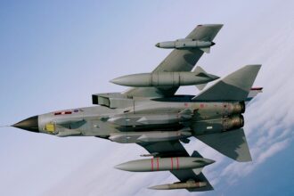 Βρετανικό Tornado GR4 σε πτήση με δύο πυραύλους Storm Shadow