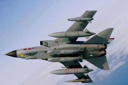 Βρετανικό Tornado GR4 σε πτήση με δύο πυραύλους Storm Shadow