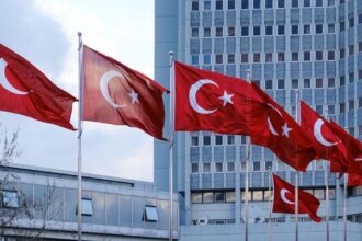Τουρκικές σημαίες μπροστά από κτίρια στην Άγκυρα