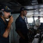 Ναύτες στη γέφυρα του αεροπλανοφόρου USS Abraham Lincoln στην περιοχή ευθύνης του 5ου Στόλου