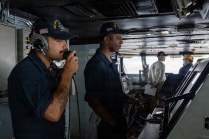 Ναύτες στη γέφυρα του αεροπλανοφόρου USS Abraham Lincoln στην περιοχή ευθύνης του 5ου Στόλου