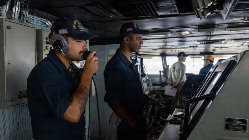 Ναύτες στη γέφυρα του αεροπλανοφόρου USS Abraham Lincoln στην περιοχή ευθύνης του 5ου Στόλου