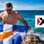 Ο Παραολυμπιονίκης Χαράλαμπος Ταϊγανίδης κρατά την κυπριακή σημαία δίπλα στη θάλασσα