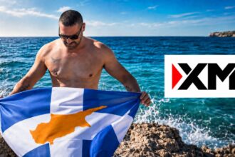 Ο Παραολυμπιονίκης Χαράλαμπος Ταϊγανίδης κρατά την κυπριακή σημαία δίπλα στη θάλασσα