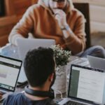 Ομάδα ανθρώπων εργάζεται με φορητούς υπολογιστές