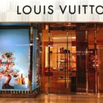 Βιτρίνα και είσοδος καταστήματος Louis Vuitton