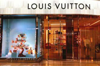 Βιτρίνα και είσοδος καταστήματος Louis Vuitton