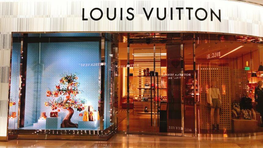 Βιτρίνα και είσοδος καταστήματος Louis Vuitton