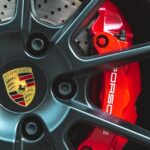 Τροχός αυτοκινήτου Porsche με το έμβλημα της εταιρείας