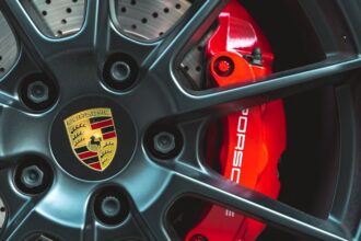 Τροχός αυτοκινήτου Porsche με το έμβλημα της εταιρείας
