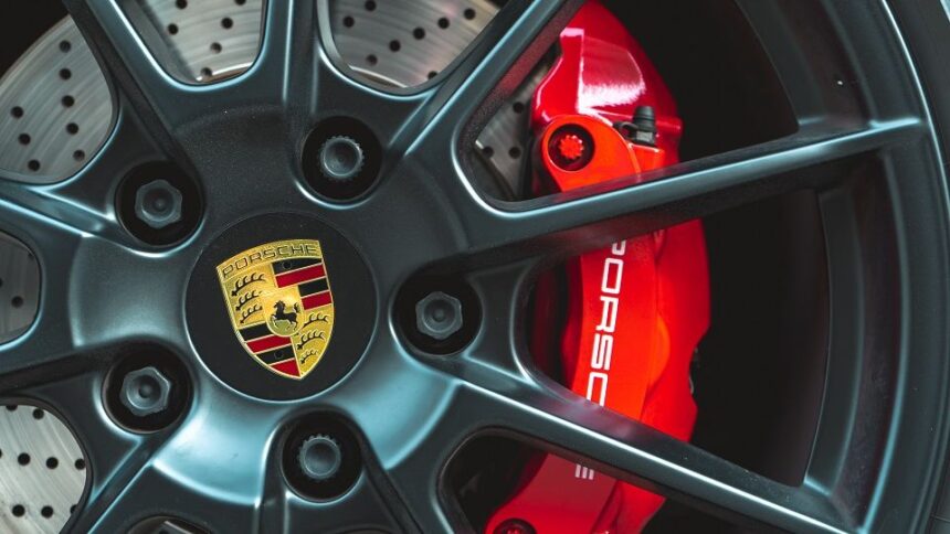 Τροχός αυτοκινήτου Porsche με το έμβλημα της εταιρείας