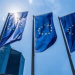 Ευρωπαϊκές σημαίες μπροστά από το κτίριο της ΕΚΤ