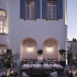 Η αυλή του Amyth of Nicosia με τραπέζια εστιατορίου