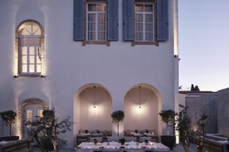 Η αυλή του Amyth of Nicosia με τραπέζια εστιατορίου