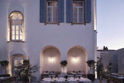 Η αυλή του Amyth of Nicosia με τραπέζια εστιατορίου