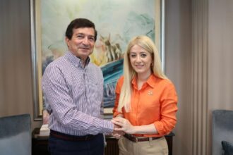 Ο Αλέκος Μιχαηλίδης και η πρόεδρος του ΔΗΣΥ Αννίτα Δημητρίου