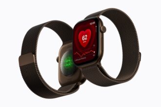 Apple Watch Series 12 με ένδειξη καρδιακού ρυθμού και τον αισθητήρα στην πίσω όψη