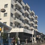 Το ξενοδοχείο Protaras Riviera και καταστήματα στον Πρωταρά τον Σεπτέμβριο 2026