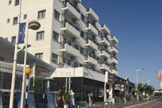 Το ξενοδοχείο Protaras Riviera και καταστήματα στον Πρωταρά τον Σεπτέμβριο 2026