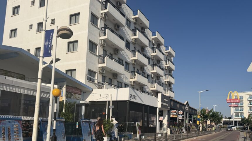 Το ξενοδοχείο Protaras Riviera και καταστήματα στον Πρωταρά τον Σεπτέμβριο 2026