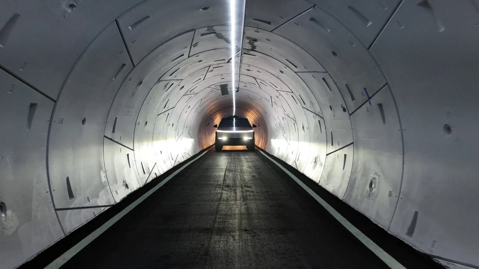 Tesla Cybertruck μέσα σε σήραγγα της Boring Company