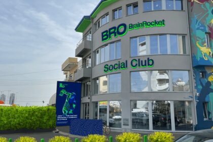 Κτίριο με την επιγραφή BrainRocket και Social Club