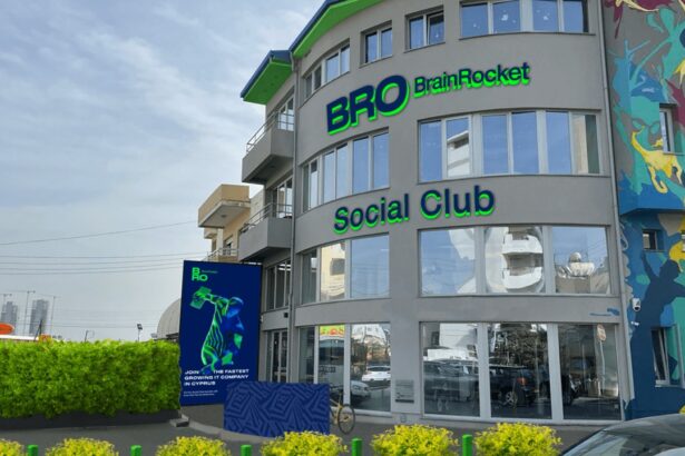 Κτίριο με την επιγραφή BrainRocket και Social Club