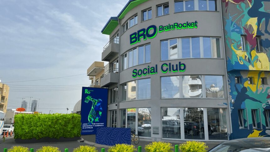 Κτίριο με την επιγραφή BrainRocket και Social Club