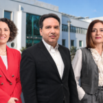 Σύνθεση με την Αναστασία Χάσικου, τον Χρίστο Χριστοφίδη στο κέντρο και την Αργεντούλα Ιωάννου, με φόντο την κυπριακή Βουλή