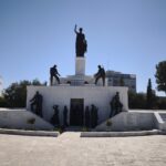 Το Μνημείο της Ελευθερίας στη Λευκωσία με τη σημαία της Κυπριακής Δημοκρατίας