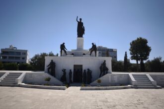 Το Μνημείο της Ελευθερίας στη Λευκωσία με τη σημαία της Κυπριακής Δημοκρατίας