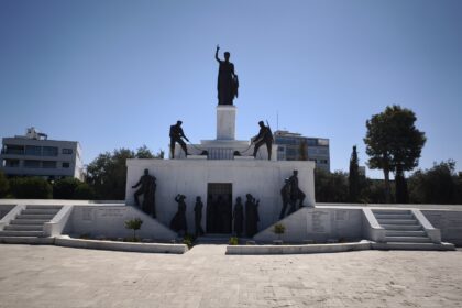 Το Μνημείο της Ελευθερίας στη Λευκωσία με τη σημαία της Κυπριακής Δημοκρατίας