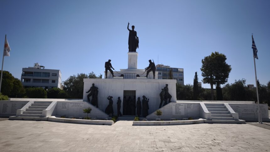 Το Μνημείο της Ελευθερίας στη Λευκωσία με τη σημαία της Κυπριακής Δημοκρατίας