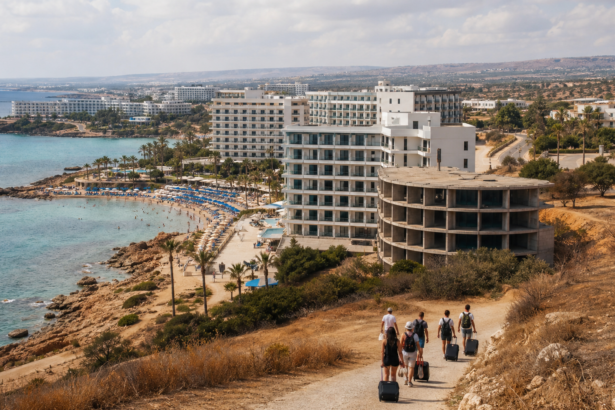 Παραθαλάσσια ξενοδοχειακή ζώνη της Κύπρου με διεθνείς ταξιδιώτες