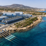 Κυπριακή ακτογραμμή με μονάδα αφαλάτωσης, ηλεκτρικό δίκτυο και δεξαμενές στρατηγικού αποθέματος νερού