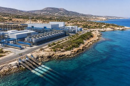 Κυπριακή ακτογραμμή με μονάδα αφαλάτωσης, ηλεκτρικό δίκτυο και δεξαμενές στρατηγικού αποθέματος νερού