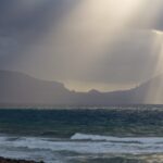 Καταιγίδα πάνω από τη θάλασσα με πυκνά νέφη και ισχυρή βροχόπτωση