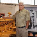 Ο Ντίμης Μαυρόπουλος ανάμεσα σε ιστορικά οχήματα του μουσείου που δημιούργησε στη Λεμεσό