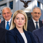 Φωτοσύνθεση με την Αννίτα Δημητρίου, τον Νίκο Τορναρίτη, τον Αβέρωφ Νεοφύτου, τον Ευθύμιο Δίπλαρο και τον Γιάννη Καρούσο μπροστά από το κτίριο του ΔΗΣΥ