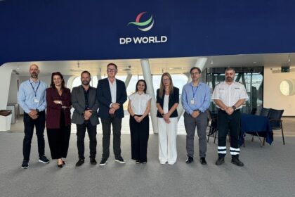 Η Υπουργός Μεταφορών Εύη Τσολάκη με στελέχη της DP World Limassol και της P&O Maritime στο Λιμάνι Λεμεσού