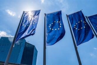 Σημαίες της Ευρωπαϊκής Ένωσης μπροστά από το κτίριο της ΕΚΤ