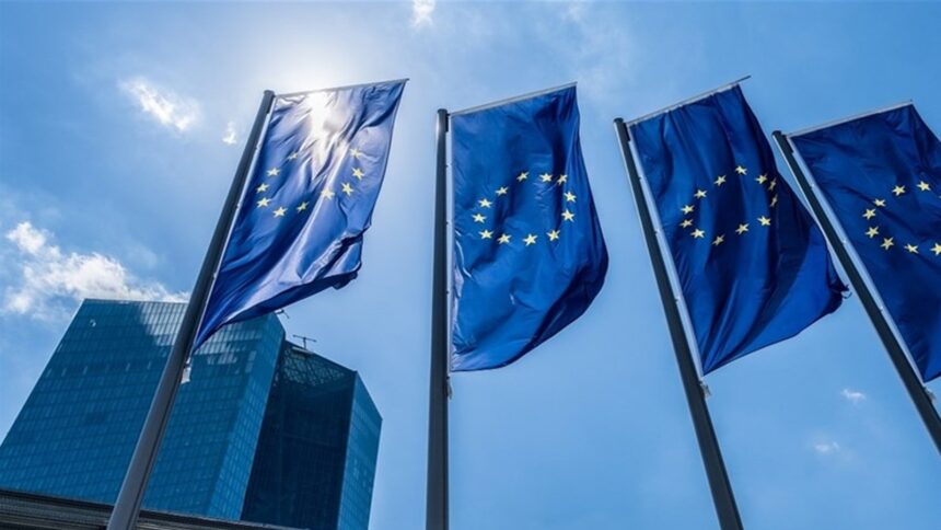 Σημαίες της Ευρωπαϊκής Ένωσης μπροστά από το κτίριο της ΕΚΤ