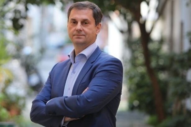 Ο Χάρης Θεοχάρης