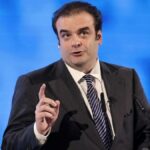 Ο Κυριάκος Πιερρακάκης μιλά από βήμα.