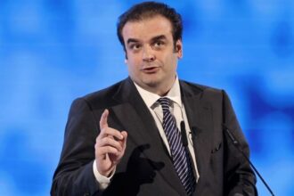 Ο Κυριάκος Πιερρακάκης μιλά από βήμα.