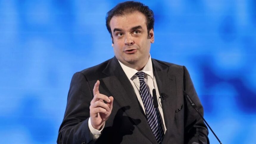 Ο Κυριάκος Πιερρακάκης μιλά από βήμα.