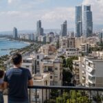 Οικογένεια σε μπαλκόνι με θέα σε αστική παραλιακή περιοχή