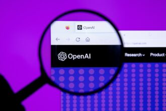 Η ιστοσελίδα της OpenAI φωτογραφημένη μέσα από μεγεθυντικό φακό
