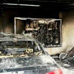Κατεστραμμένα οχήματα στην πιλοτή πολυκατοικίας στο Γαλάτσι